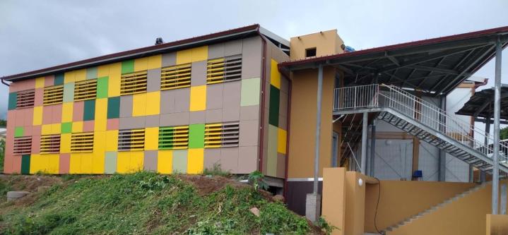 La création de salles de classe et d'écoles en construction modulaire